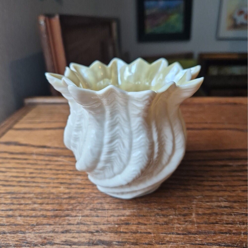 Vtg Belleek Ireland Neptune Shell Vase 5th Period 2nd Green Mark 1955-1965 MINT